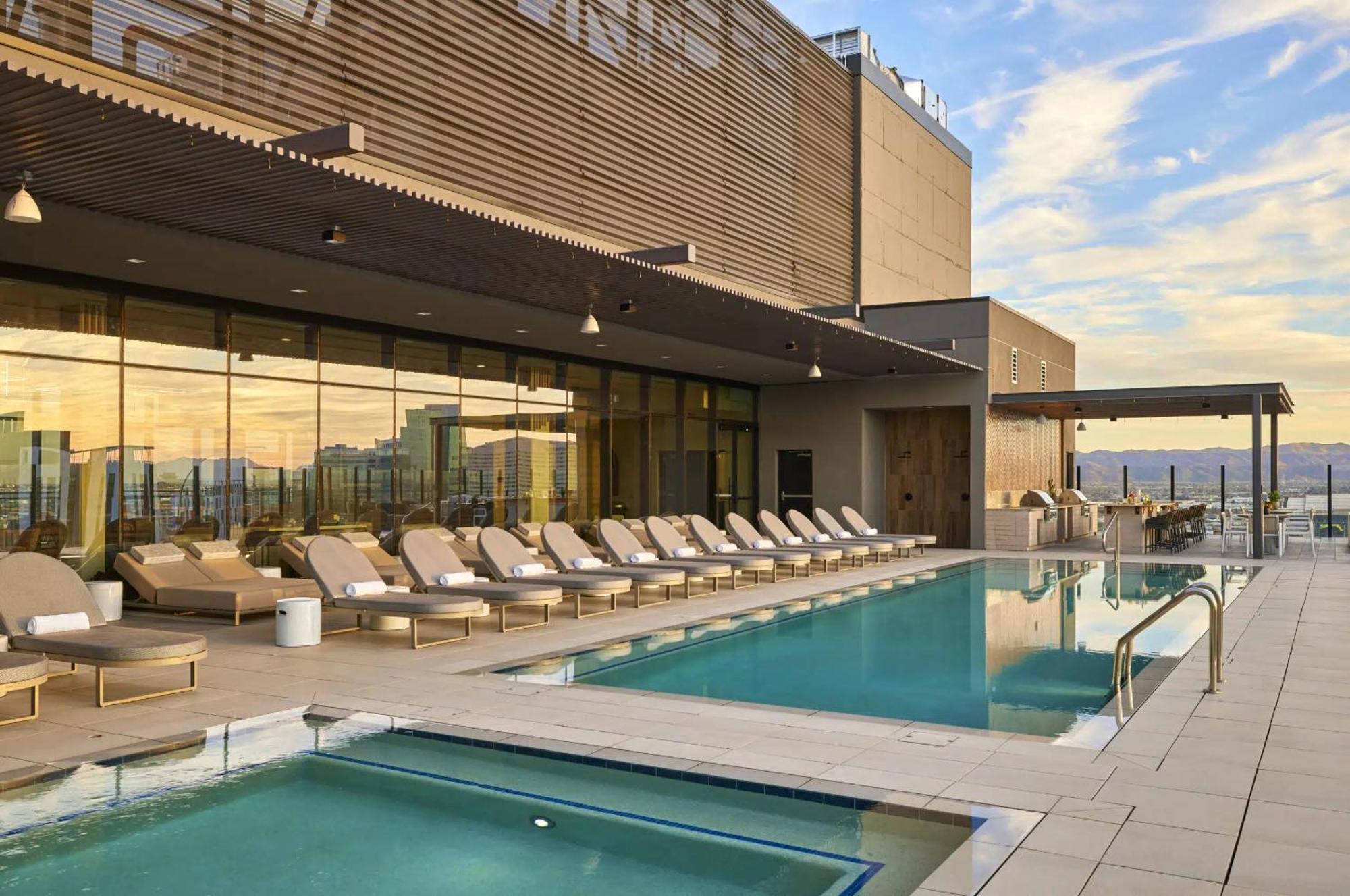 Global Luxury Suites At Downtown Phoenix Exterior photo